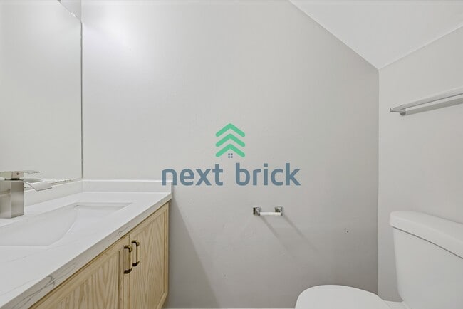 Building Photo - Charming 2-Bed Townhouse Retreat in Bothell with 2.5 Baths – Your Perfect Sanctuary Awaits!