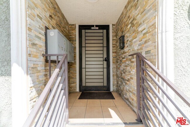 Building Photo - 11063 Cumpston St