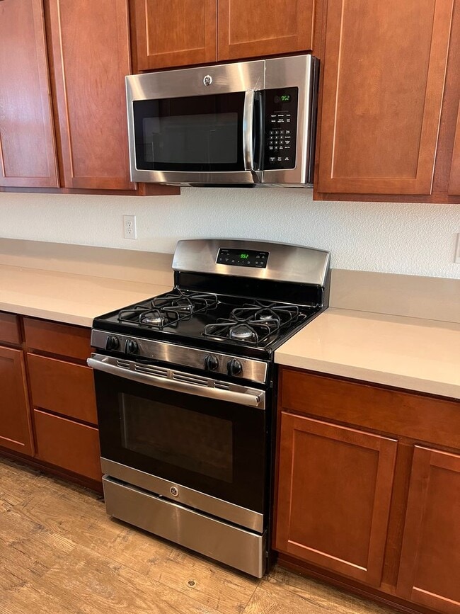 Building Photo - Large 4 bedroom home located in Green Vall...