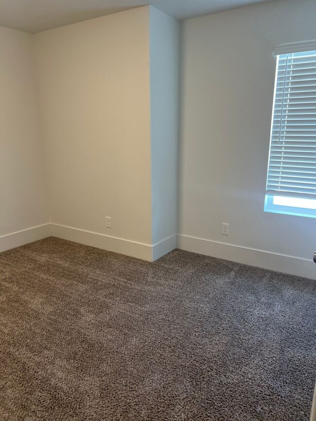 Building Photo - 2 bedroom 2.5 bath townhome
