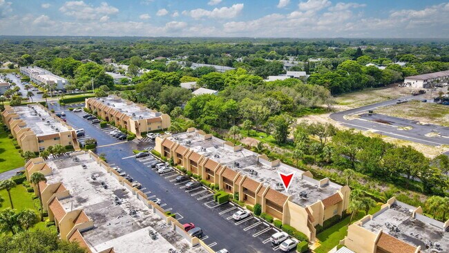 Building Photo - 2825 SW 22nd Ave