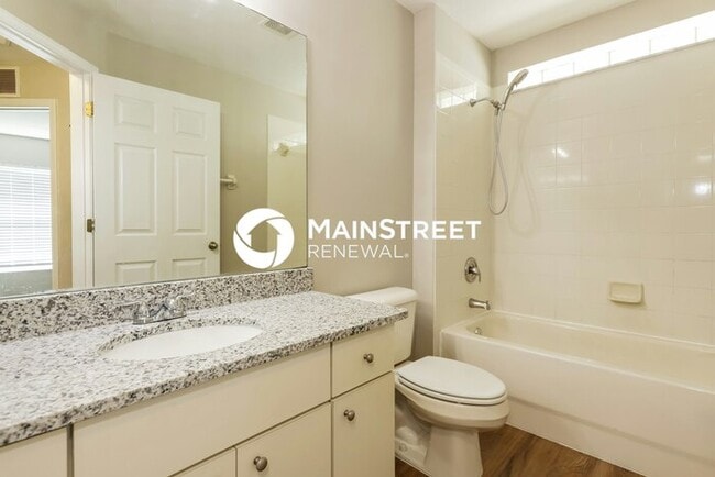 Building Photo - 4 Bedroom Pet-Friendly Home in Ruskin, FL with Main Street Renewal