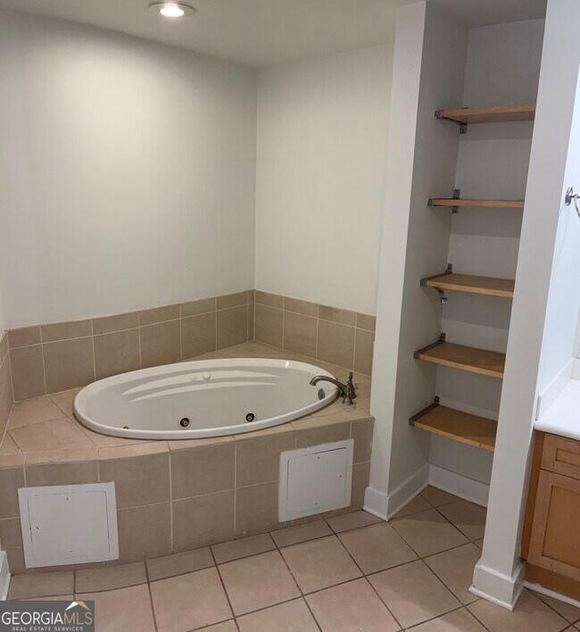 Building Photo - 204 Walker St SW