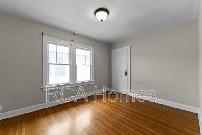 Building Photo - 4704 Broadway St