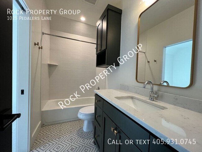 Building Photo - 1025 Pedalers Ln