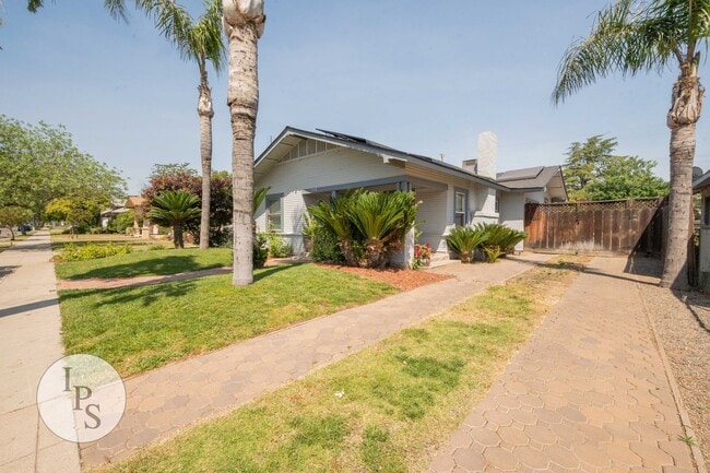 Building Photo - Beautifully Updated Fresno Tower Home, 3BR/2BA, plus Solar!!