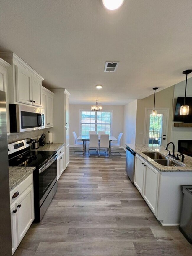 Building Photo - Beautiful Home Coming Soon!