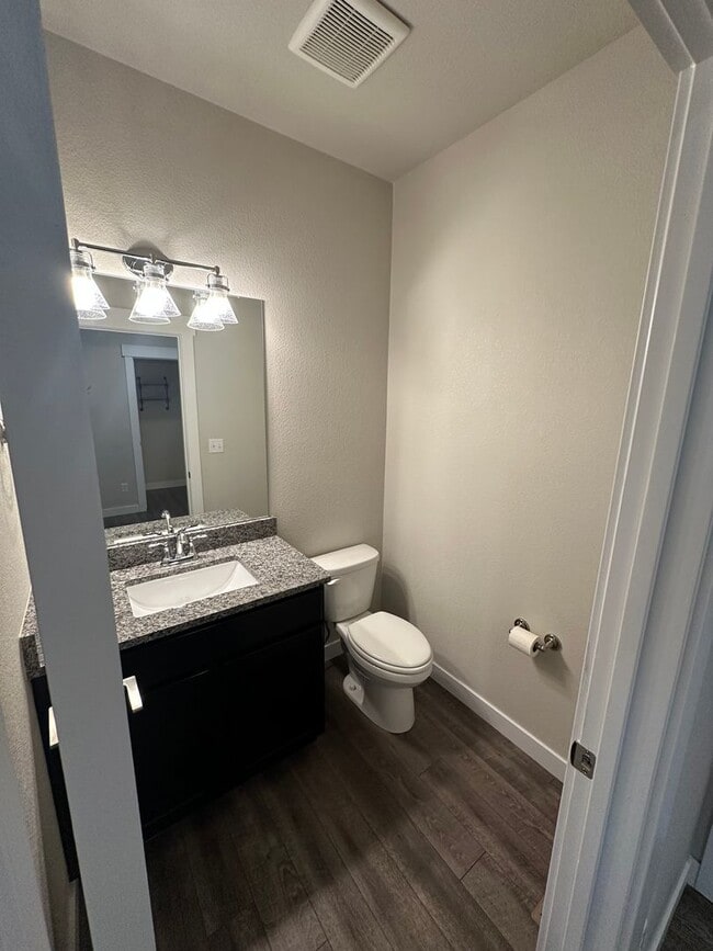 Building Photo - Amazing 3 bedroom townhome in Windsor!