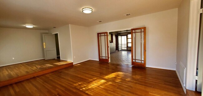 Building Photo - Immaculate renovated Mid Century with all ...