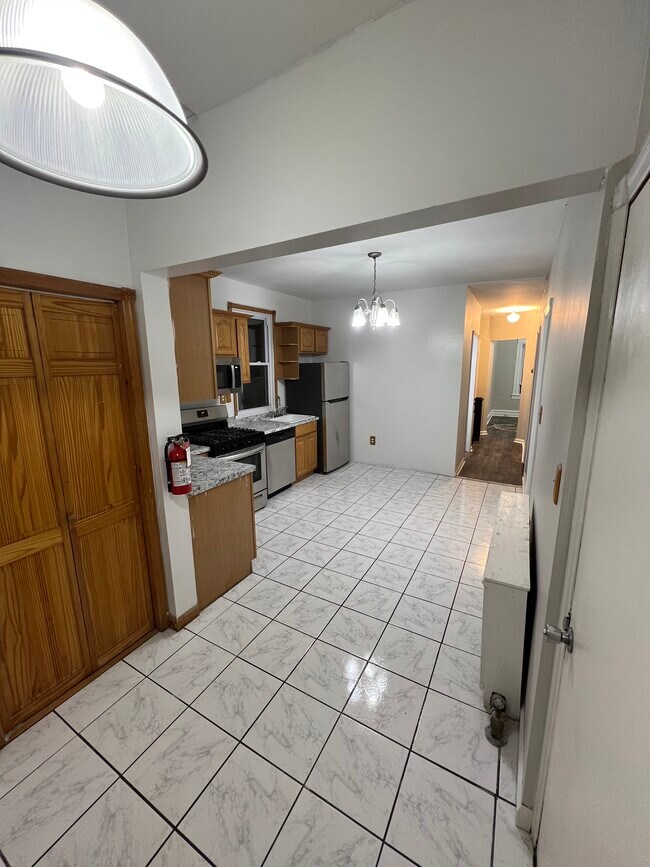 Building Photo - 214 Maple St