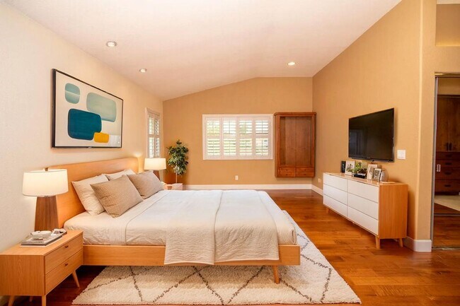 Building Photo - Beautiful + Spacious 4 bedroom/3 bath/3 Ca...