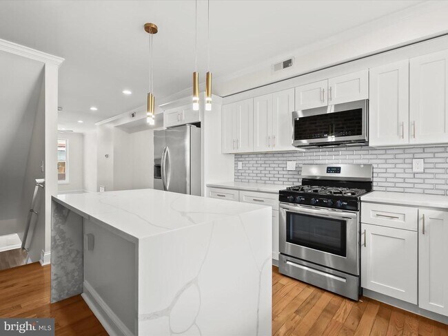 Building Photo - 404 N Robinson St