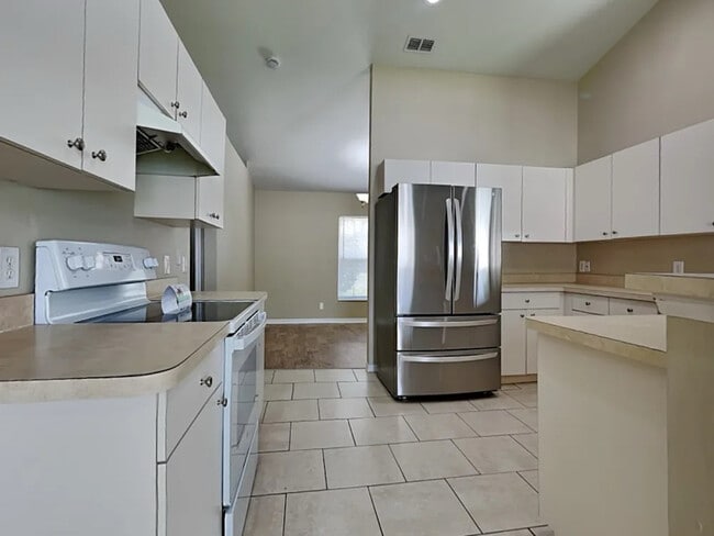 Building Photo - 3204 Thoroughbred Loop N