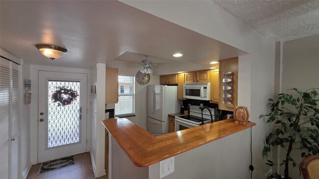 Building Photo - 2801 Somerset Dr