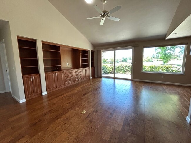 Building Photo - 329 Oak Leaf Cir