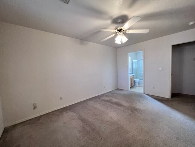 Building Photo - Silver Sands Community Home with fenced Yard 2BR plus bonus area