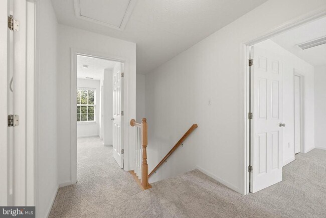 Building Photo - 2068 Stoneleigh Dr