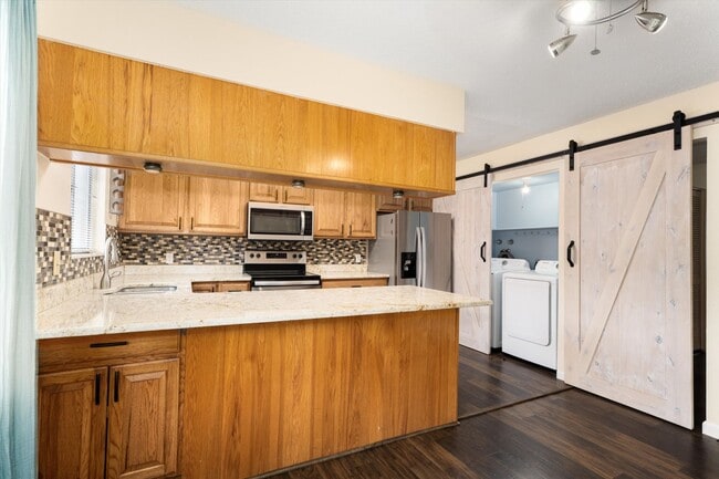 Building Photo - 2 bedroom 3 bath Updated townhome in Lakewood!
