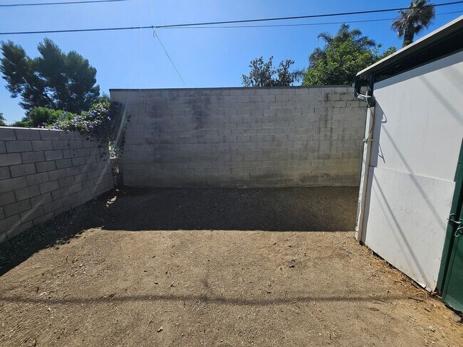 Building Photo - **Charming 3-Bedroom Home in Burbank Rancho**