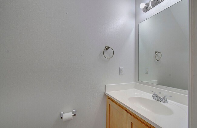 Building Photo - Charming 3bd, 2ba townhome in Bagley Downs...