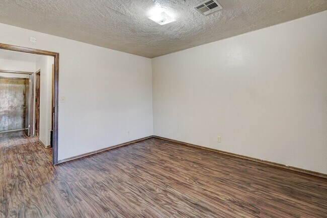 Building Photo - 2 bedroom 2 Bath 2 Car Garage Duplex Avail...