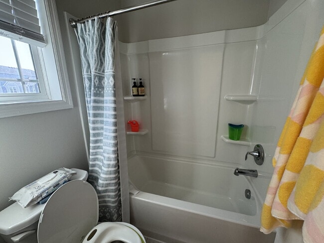 Building Photo - 8056 Central Park Way