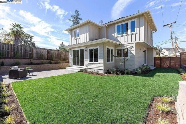 Building Photo - 764 Hillcrest Dr