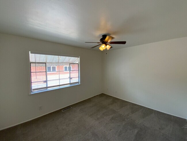 Building Photo - 3 Bedroom Single Story Available Near Coma...
