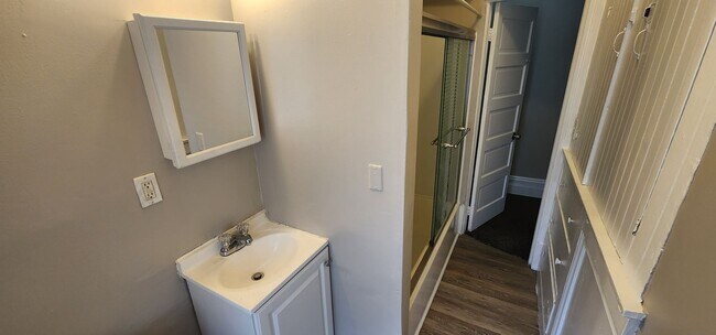 Building Photo - 4 Bedroom 1 Bathroom Triplex