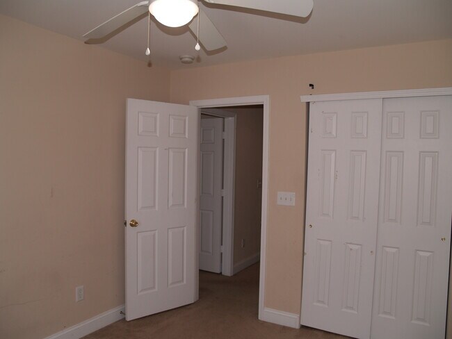 Building Photo - 142 Silverspring Pl