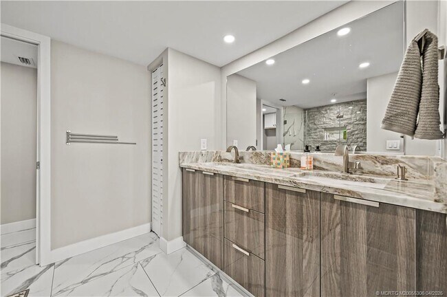 Building Photo - 9650 S Ocean Dr