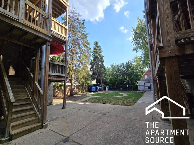 Building Photo - 3747 W Sunnyside Ave