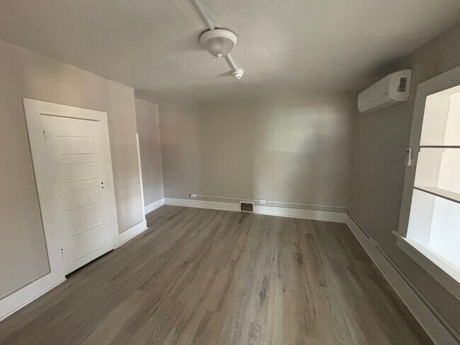 Building Photo - 14 E 6th Ave