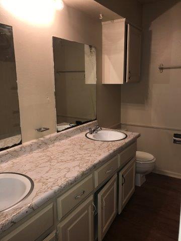 Building Photo - 2 bed one bath, spacious bedrooms, fenced ...
