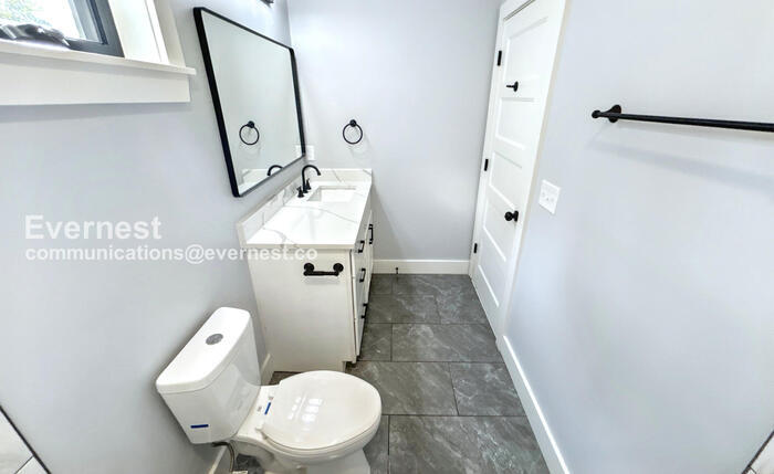 Building Photo - 415 S University St