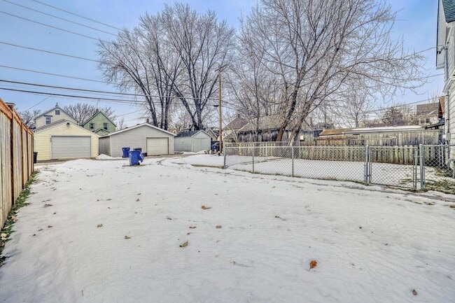 Building Photo - 911 Sims Ave