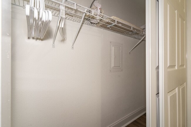 Building Photo - BEAUTIFUL UNIT JUST 5 MINUTE WALK TO DOWNTOWN
