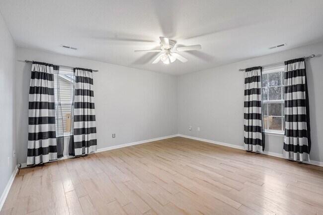 Building Photo - Amazing Home on Large Lot/3-BD 2-BTH in Ly...