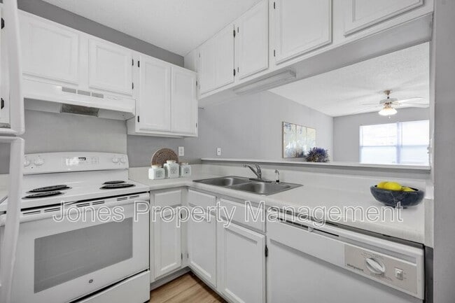 Building Photo - 303 Country Club Dr NE