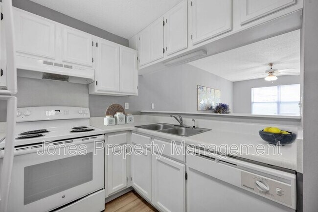 Building Photo - 305 Country Club Dr NE