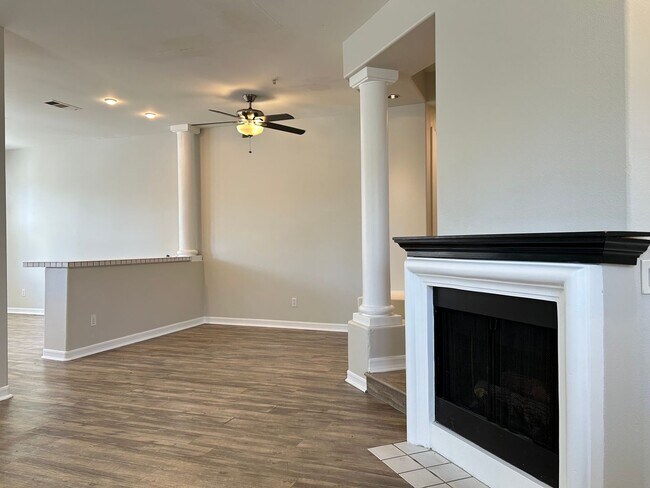 Building Photo - Updated 3 Bed/2.5 Bath Townhome in Gate Community in Anaheim