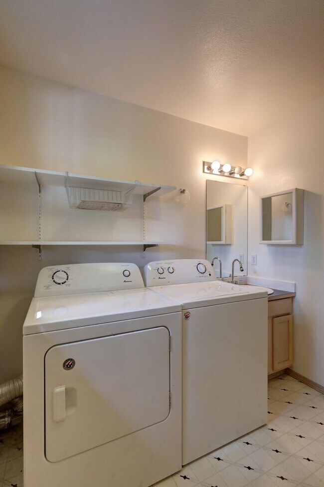 Building Photo - Immaculate, Sunny and Bright 4 Bedroom/2.5...