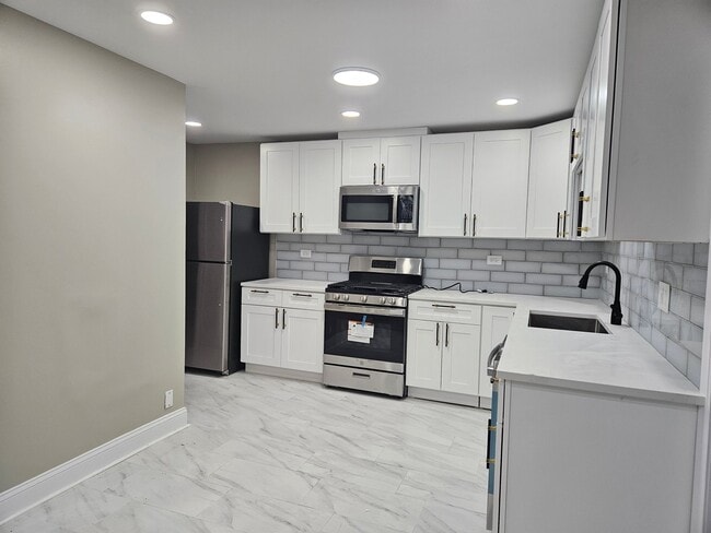 Building Photo - 1020 S Park Blvd