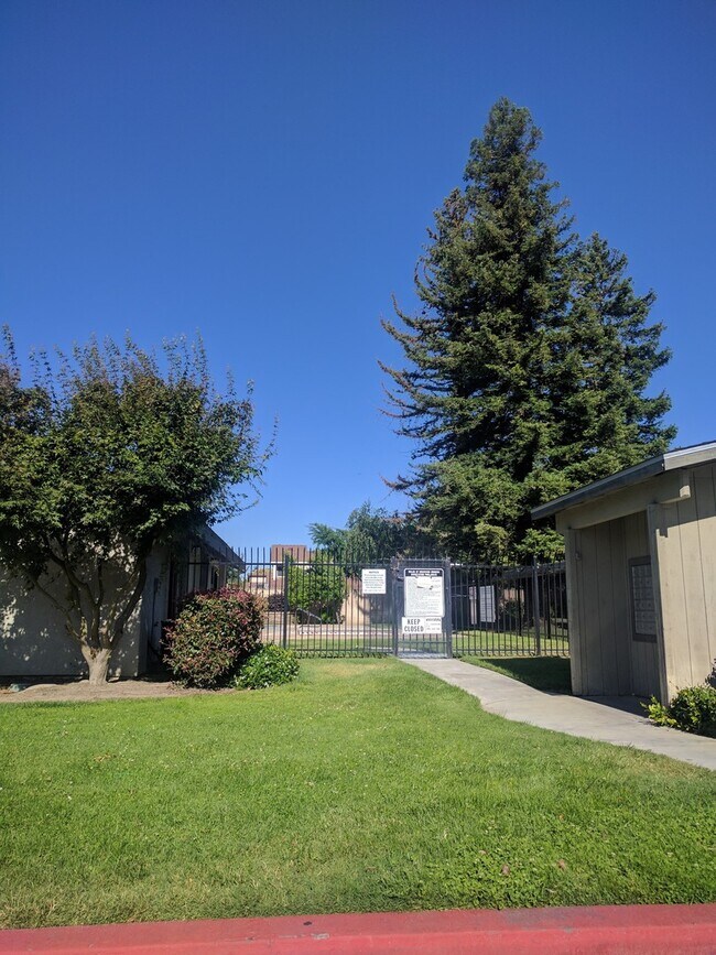 Building Photo - Townhouse in a gated community near Creeks...