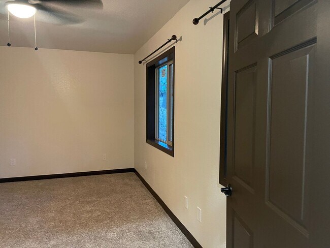 Building Photo - Fabulous mountain retreat freeway close!