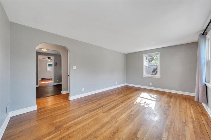 SPACIOUS LIVING ROOM - 2413 Memorial Ave SW