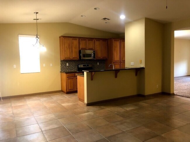 Building Photo - 3 Bed 2 Bath in Dinuba!