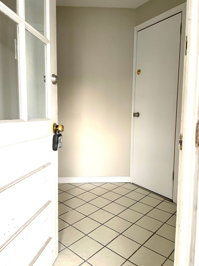 rear foyer - 4680 Umbria St