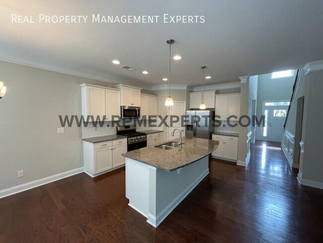 Building Photo - Magnificent 5 Bed / 3 Bath Home in Matthews