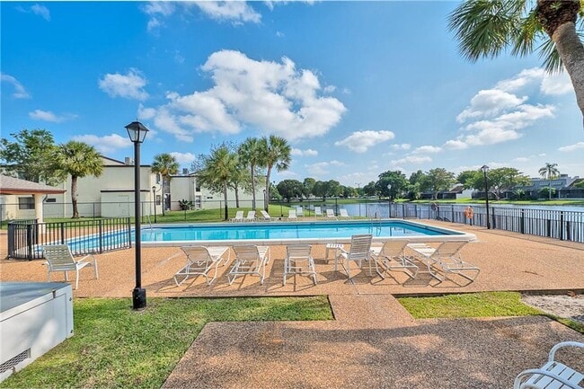 Building Photo - Spacious 1 bed 1 bath condo in Pembroke Pi...